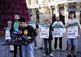 Portavoces de Palestinarekin Elkartasuna y de las gradas de animación, durante la rueda de prensa.