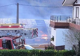Los bomberos se mantienen en la explotación para vigilar el incendio.