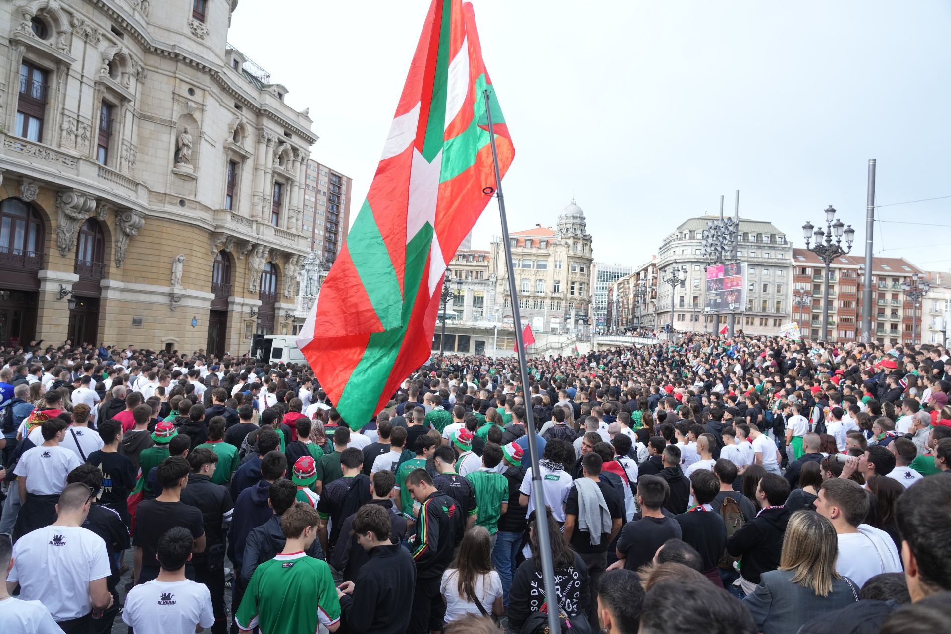 Las mejores imágenes de la fiesta por Palestina en Bilbao previas a los incidentes
