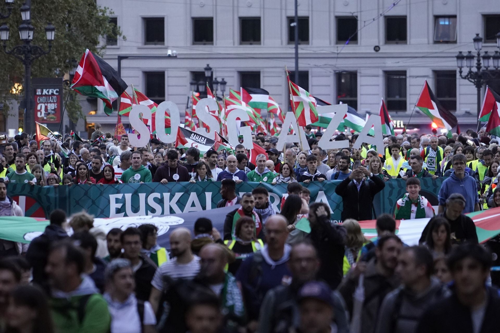 Las mejores imágenes de la fiesta por Palestina en Bilbao previas a los incidentes