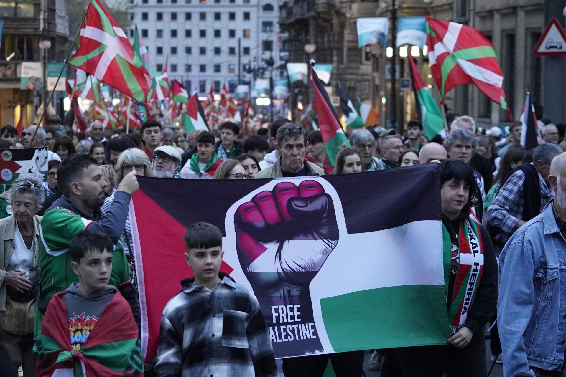 Las mejores imágenes de la fiesta por Palestina en Bilbao previas a los incidentes