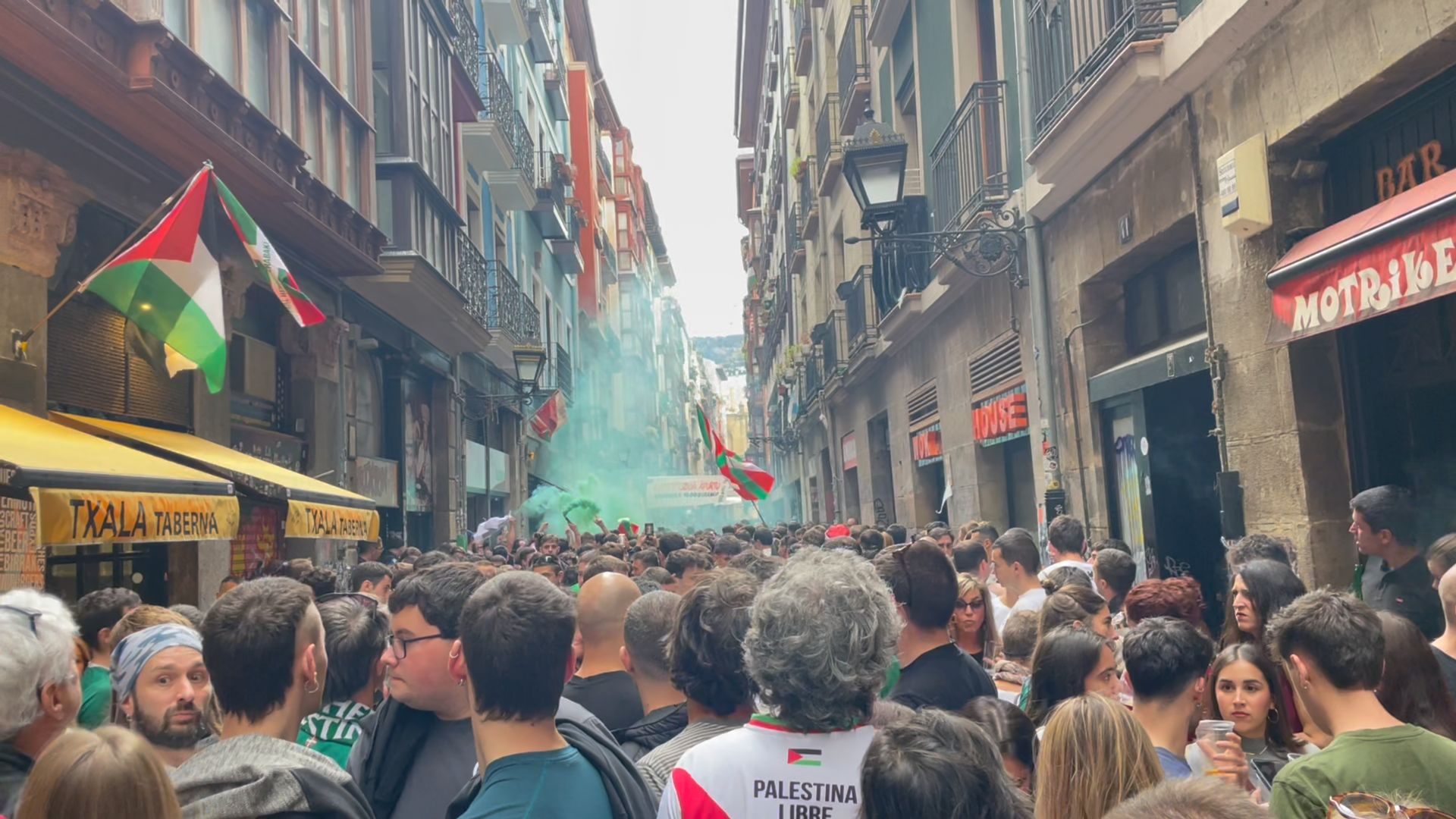 Las mejores imágenes de la fiesta por Palestina en Bilbao previas a los incidentes