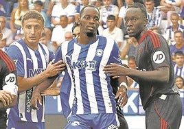 Diarra, junto a Tenaglia durante el partido de esta campaña ante el Sevilla.
