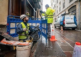 Tareas de despliegue de fibra óptica en el Casco Viejo de Vitoria, con unos 300 vecinos y comercios que aún no disponen de ella.