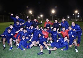 La plantilla del Aurrera, antes de un entrenamiento de esta semana.