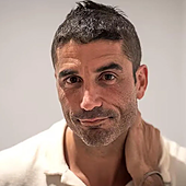 El 44 cumpleaños de Álex García: tres meses sin Verónica Echegui y el estreno de su esperada serie en Netflix