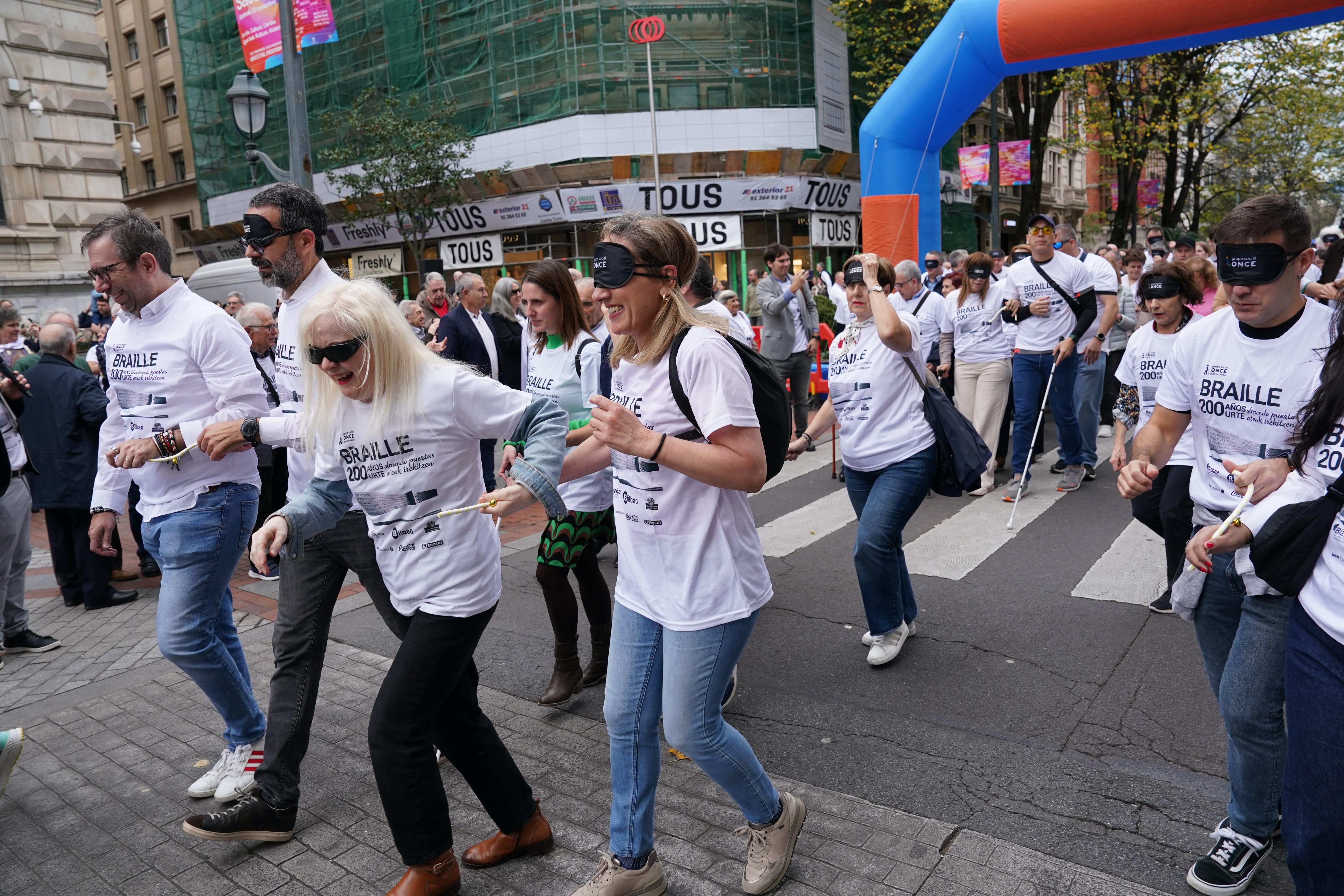 Decenas de participantes recorren a ciegas la Gran Vía de Bilbao