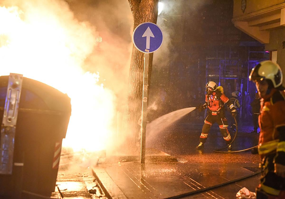 Cuatro contenedores quemados, bengalas y botellas contra la Ertzaintza en la marcha de GKS