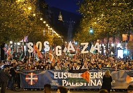 La primera de las dos kalejiras convocadas ha recorrido las calles de la capital vizcaína en un ambiente familiar.