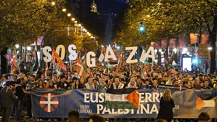 La primera de las dos kalejiras convocadas ha recorrido las calles de la capital vizcaína en un ambiente familiar.