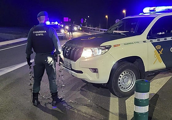 Descubren dos cuerpos con signos de violencia en un chalé de Alpedrete