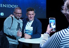 Los lectores bilbaínos se fotografían junto a Mikel Santiago en la Sala BBK.