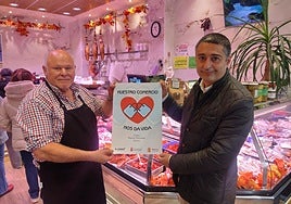 Paco García y Jorge Castro en el interior de la Carnicería Mariló, en Ramón y Cajal.