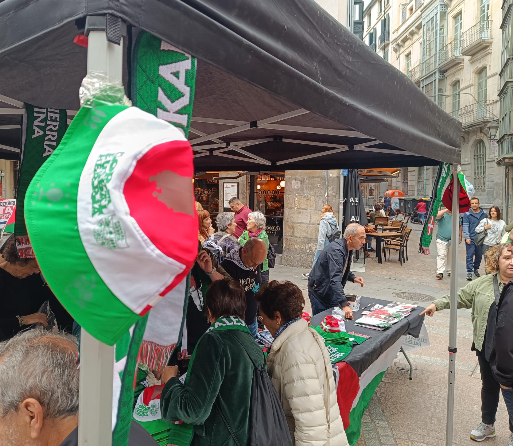 Las mejores imágenes de la fiesta por Palestina en Bilbao previas a los incidentes