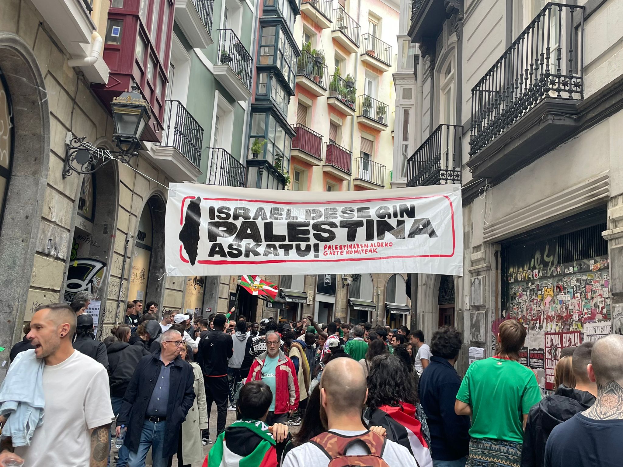 Las mejores imágenes de la fiesta por Palestina en Bilbao previas a los incidentes
