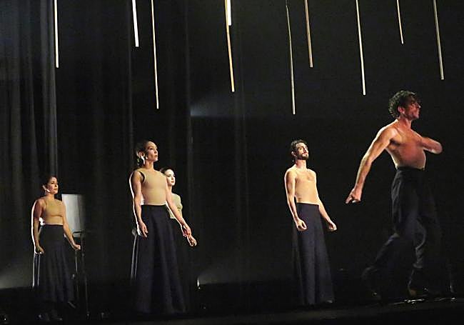 Los cinco bailarines del plantel.