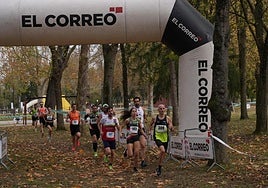 Los corredores, en uno de las rectas del circuito del cross de La Blanca.