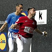 Peio Etxeberria golpea con su zurda, ante la mirada de Zabala.