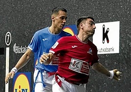 Peio Etxeberria golpea con su zurda, ante la mirada de Zabala.