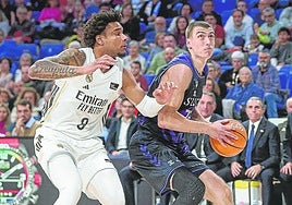 El alero madridista Okeke trata de taponar la penetración a canasta de Lazarevic.