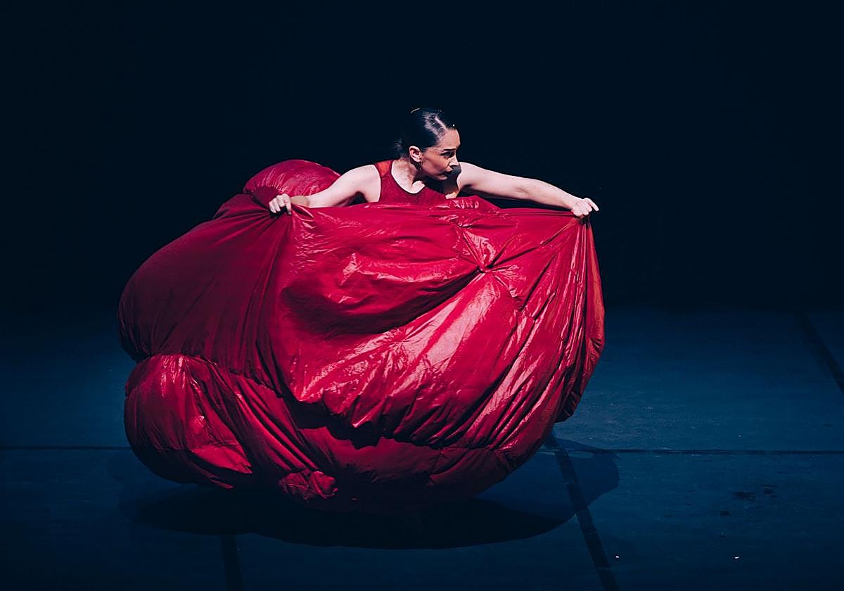 Paula Comitre estrenando 'Après vous, madame' en el Guggenheim