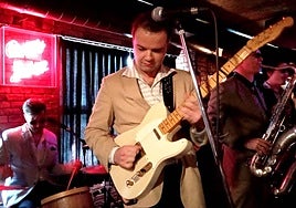 El líder Vincent Bassou con su guitarra Telecaster.