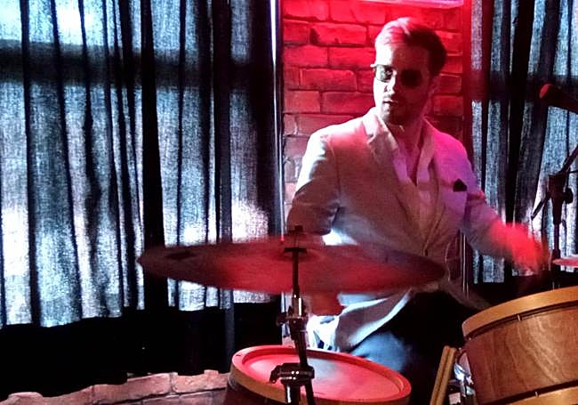 El baterista también vestía americana.