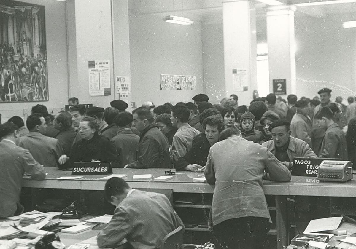 Clientes en el patio de operaciones de la sede central de la Caja Municipal de la Caja Municipal de Vitoria en 1965.