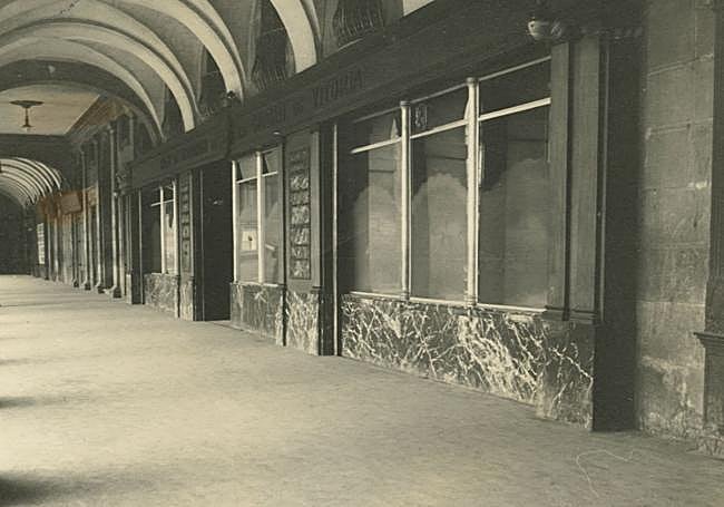 Acceso principal a la sede central de la entidad en los soportales de la plaza (1929-1933).