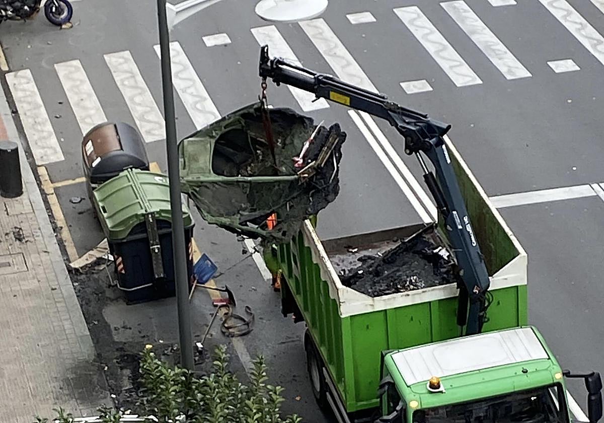 Los servicios de limpieza retiran un contenedor quemado a las 3:00 horas en la calle Gordoniz.