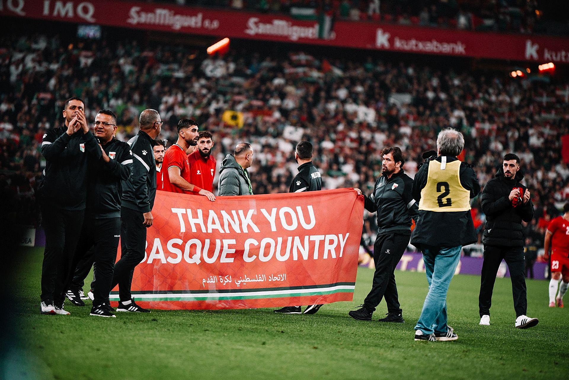 Las bonitas imágenes que nos deja el Euskadi-Palestina en San Mamés