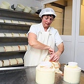 Eli Gorrotxategi en su quesería ´La Leze´, en Ilarduia.