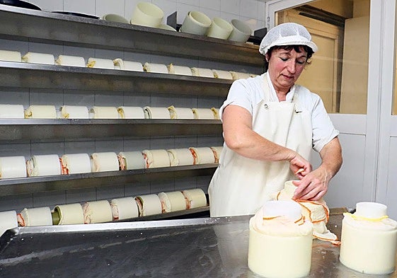 Eli Gorrotxategi en su quesería ´La Leze´, en Ilarduia.