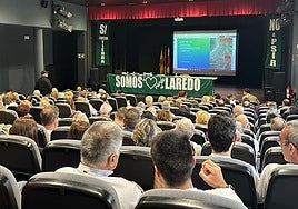 Más de 200 personas han acudido a la asamblea vecinal contra el macropolígono.