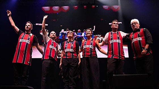 Leo Harlem dice adiós a los escenarios en Vitoria: 9.000 voces le cantan 'cumpleaños feliz' y cuelgan su camiseta del techo del Buesa Arena