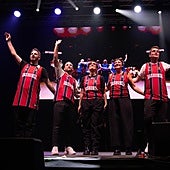 David Cepo, Galder Varas, Ana Morgade, Eva Hache, Álex Clavero y Leo Harlem se despiden del Buesa Arena equipados con su camiseta personalizada.