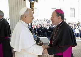 León XIV saluda a Juan Carlos Elizalde, obispo de Vitoria.