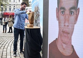 Un joven rinde homenaje a su familiar fallecido en el acto por el Día Mundial en Recuerdo de las Víctimas de Siniestros de Tráfico que se ha celebrado este domingo en Bilbao.