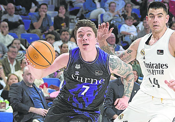 Justin Jaworski se acerca al aro tras esquivar la defensa de Gabriel Deck en el partido del domingo ante el Real Madrid.