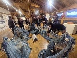 La diputada de Cultura Leixuri Arrizabalaga -en el centro- visita este lunes la nueva exposición del Museo del Pescador de Bermeo.