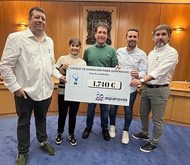 Iñaki de Prado y Sergio Rey, de San José Ikastetxea IOE; Ainhoa Fernández, de Aspanovas; el alcalde de Basauri, Asier Iragorri; y el concejal de Deportes, Jon Zugazagoitia.