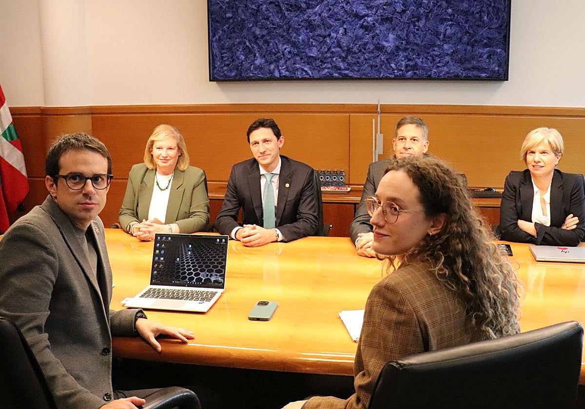 El consejero Noël d'Anjou encabezó la delegación del Gobierno vasco, mientras que el portavoz Pello Otxandiano lideró la de EH Bildu junto Eraitz Saez de Egilaz.