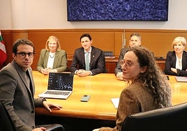 El consejero Noël d'Anjou encabezó la delegación del Gobierno vasco, mientras que el portavoz Pello Otxandiano lideró la de EH Bildu junto Eraitz Saez de Egilaz.