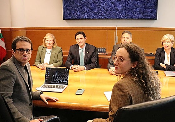 El consejero Noël d'Anjou encabezó la delegación del Gobierno vasco, mientras que el portavoz Pello Otxandiano lideró la de EH Bildu.