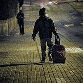 Una persona en situación de calle se dirige al centro municipal de acogida a pasar la noche