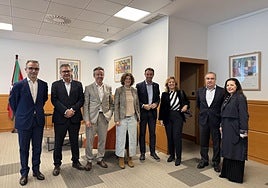Encuentro de Torres con los representantes de la patornal vasca en la sede del Gobierno vasco en Vitoria.