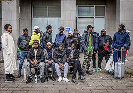 Es habitual ver desde el pasado mes de agosto a distintos grupos de malienses frente a la comisaría de Betoño a la espera de una cita.