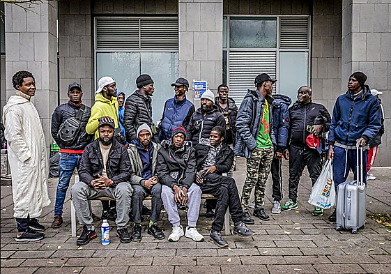 Es habitual ver desde el pasado mes de agosto a distintos grupos de malienses frente a la comisaría de Betoño a la espera de una cita.