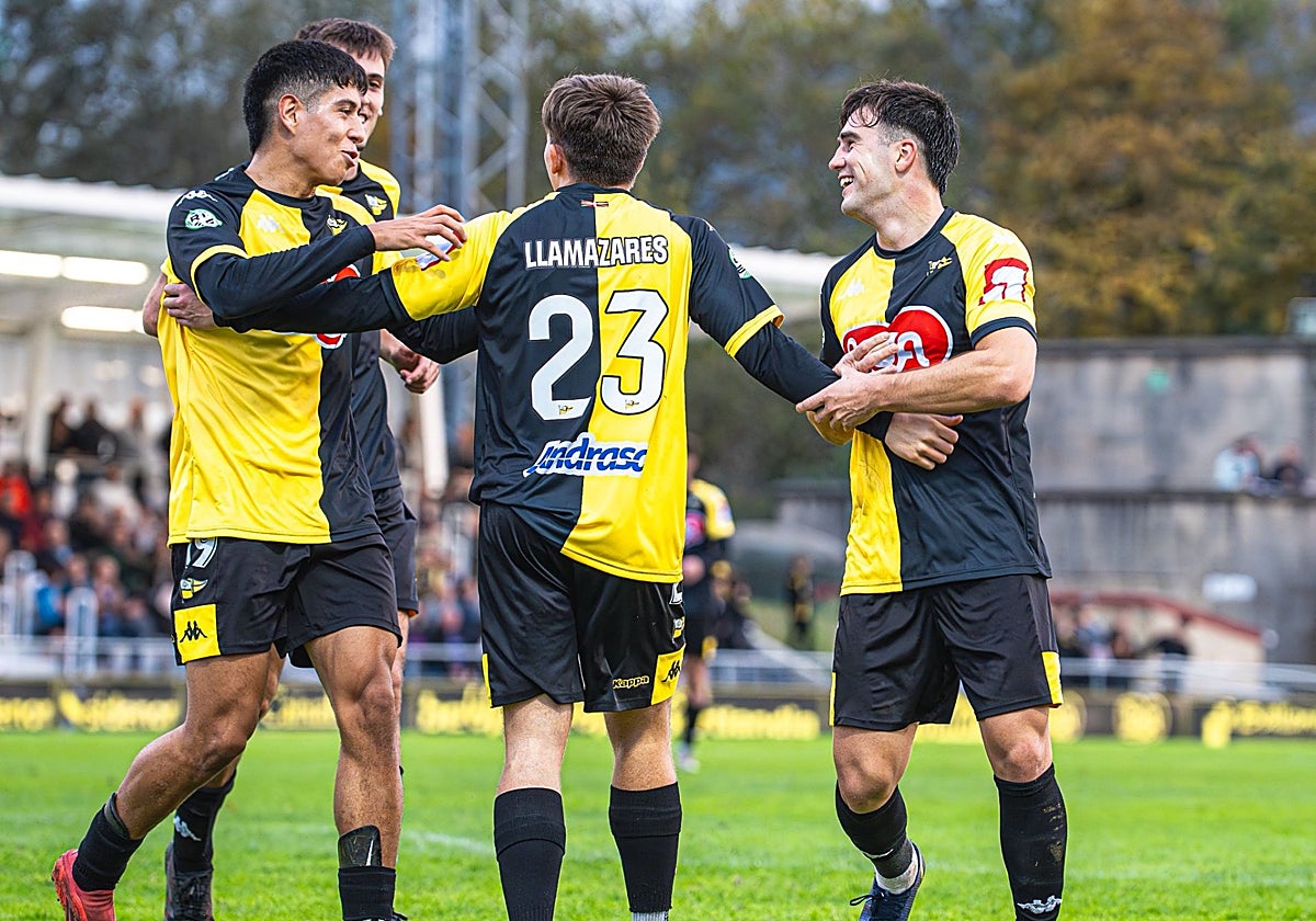 Varios jugadores del Portugalete celebran un gol en La Florida.