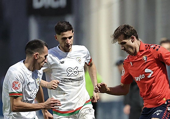 Iker Pedernales y Unai Naveira persiguen a Ander Yoldi en el Osasuna Promesas-Barakaldo.